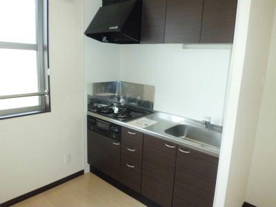 キッチン　ビルトINガスコンロ付のシステムキッチン。