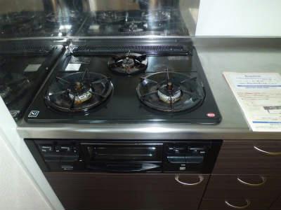 キッチン　ガスコンロ×３、魚焼きグリル付です。