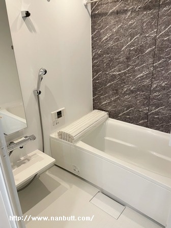 バス・シャワールーム　浴室乾燥機・追い焚き機能付き一坪バス