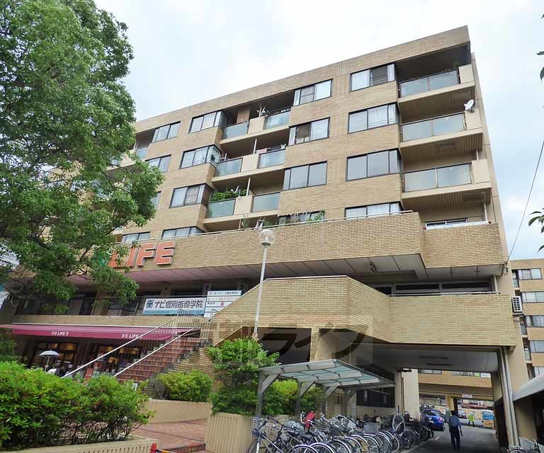 京都市上京区新白水丸町のマンションの建物外観