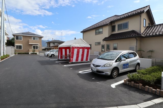 【甲府市下飯田のアパートの駐車場】