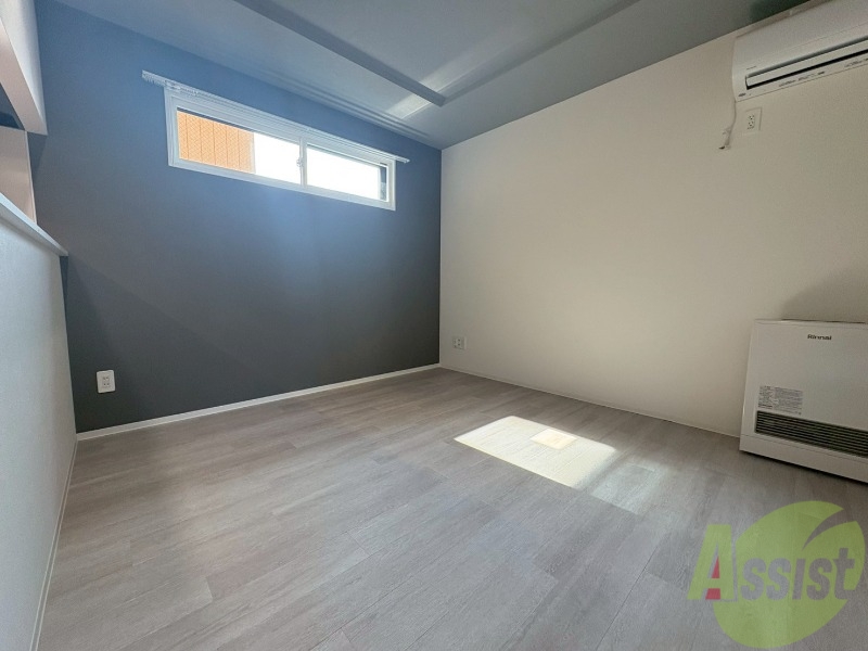 居室・リビング　日当たりが良くて心地よく過ごせそうなお部屋です。