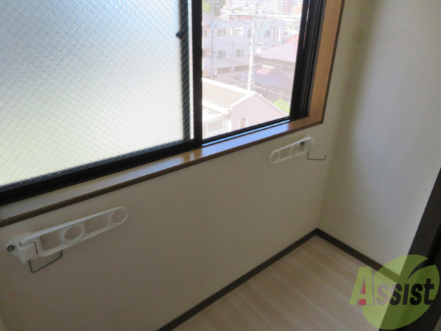 バルコニー　こちらはサンルームになっております。洗濯干しはこちらで。