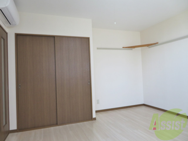 居室・リビング　８．４帖の洋室です。広々として、きれいですね。