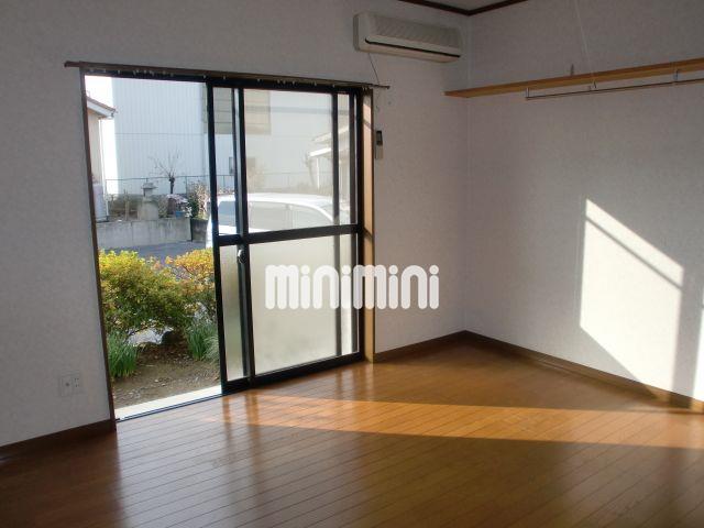 居室・リビング　日当り良好。キレイな生活感のあるお部屋です。