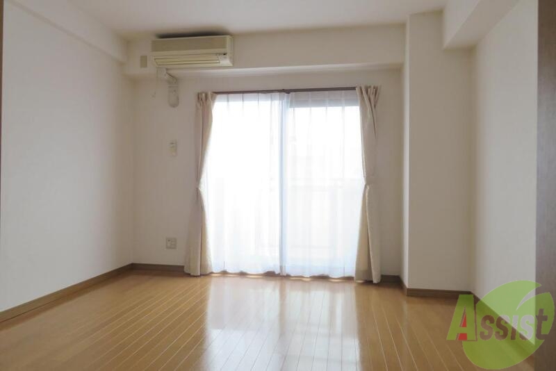 居室・リビング　リビングは南向きで陽当たり良好、７．６帖の広さです