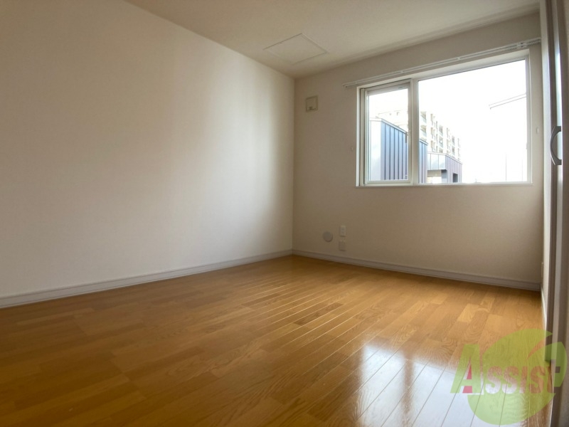 その他部屋・スペース　寝室はこちらです。光が差し込む、温かみのあるお部屋です。