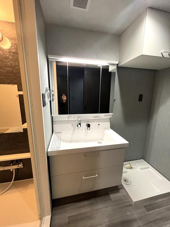 洗面設備　三面鏡洗面化粧台新品です