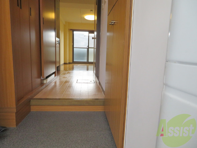 玄関　玄関から見た内装です。フローリングがとても綺麗ですね。