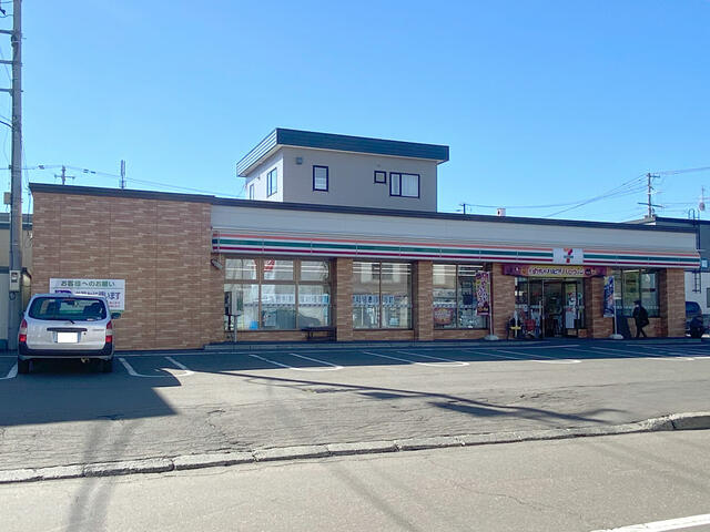 コンビニ　セブンイレブン札幌北郷3条4丁目店（コンビニ）まで132m
