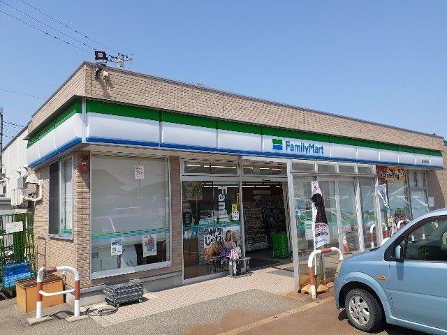 コンビニ　ファミリーマート富山岩瀬浜店（コンビニ）まで550m