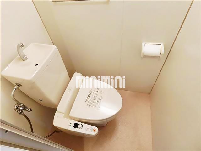 トイレ　温水洗浄便座付いております。