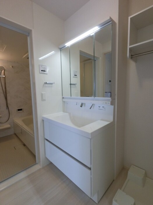 洗面設備　三面鏡（整理棚付き）洗髪洗面化粧台