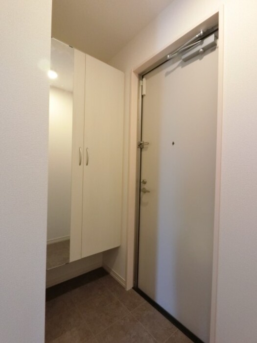 玄関　鏡付きシューズボックス