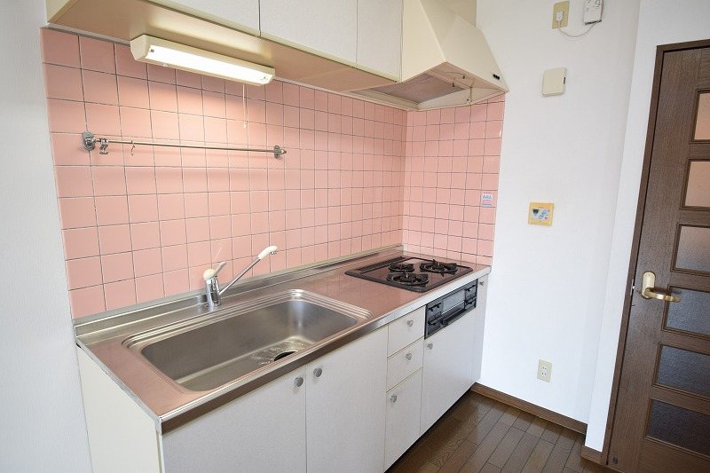 キッチン　３口コンロ＆グリル付きのシステムキッチン