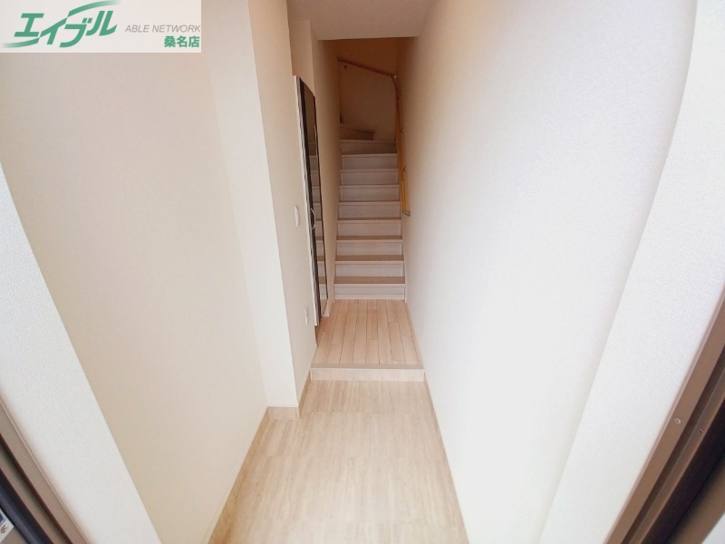 玄関　同物件別室反転タイプ画像