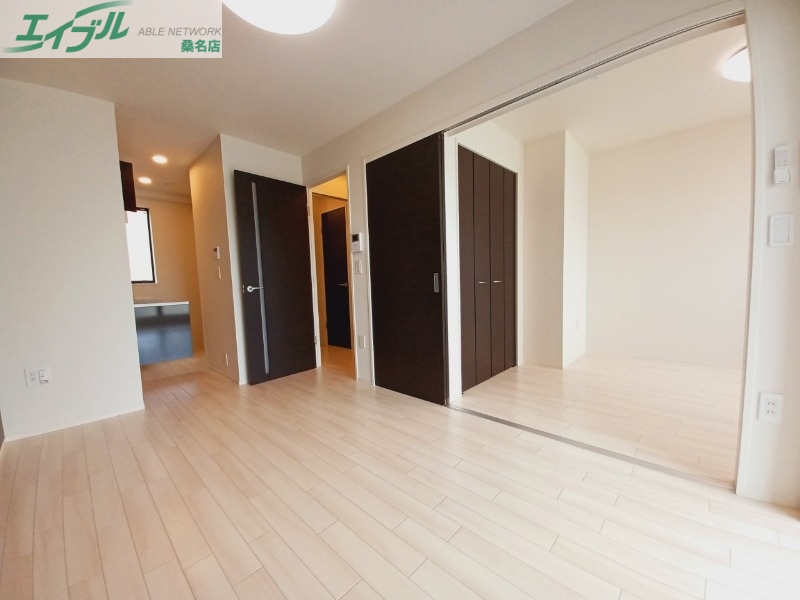 居室・リビング　同物件別室反転タイプ画像