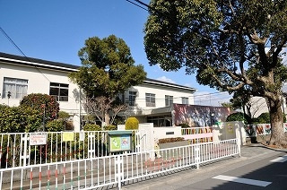 幼稚園・保育園　穴師幼稚園（幼稚園・保育園）まで858m