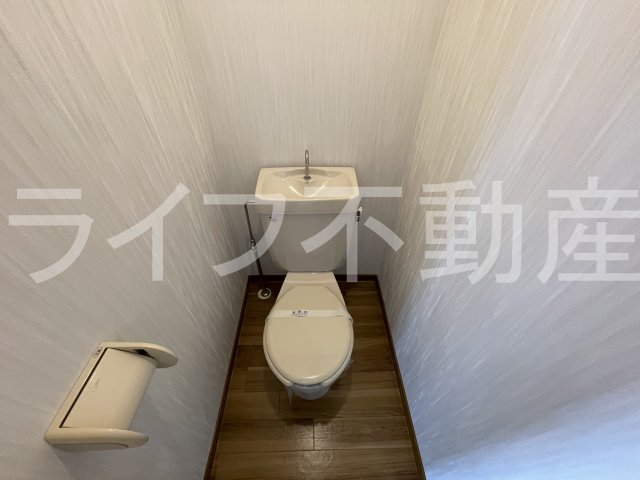 トイレ　落ち着いた色調のトイレです