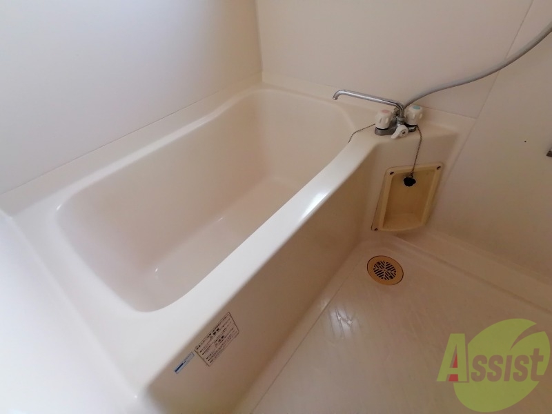 バス・シャワールーム　お風呂は肩まで浸かれる広さですね。ゆっくり暖まりましょう。