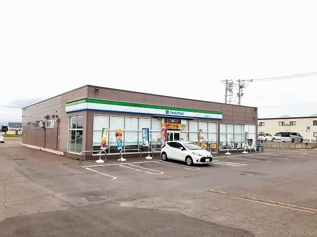 コンビニ　ファミリーマート滝川黄金町店（コンビニ）まで400m