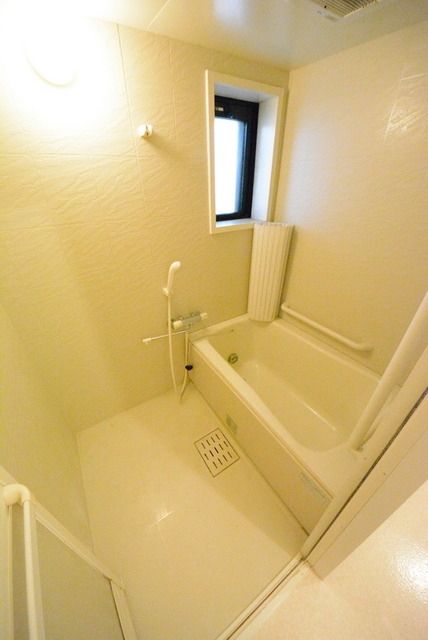 バス・シャワールーム　★窓・追焚き機能付きバス★