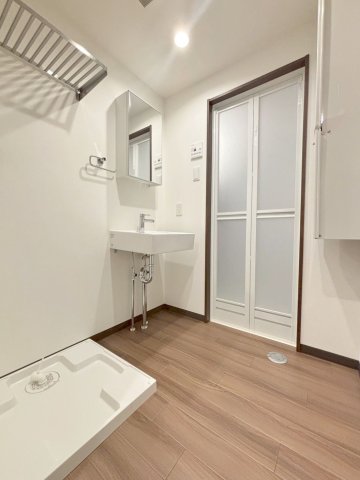 洗面設備　独立洗面台、小物を置くことができて便利です