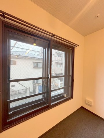 その他設備　防音室の窓も3重サッシ仕様になります！