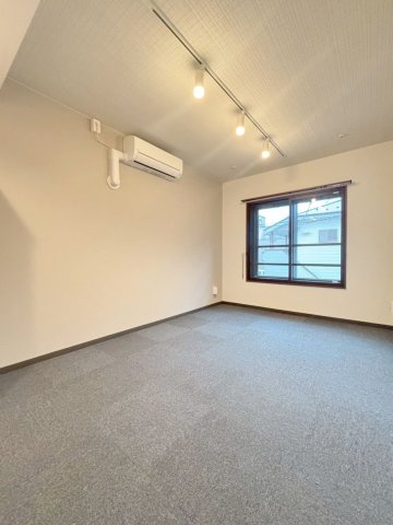 居室・リビング　防音室は防音床、防音壁、防音天井となっており、まさに楽器を演