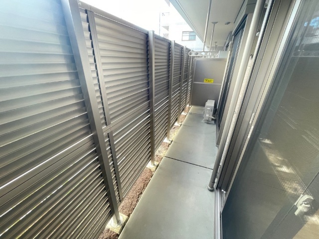 バルコニー　２段目フェンスを乳白色の透過性のあるものへ変更可能