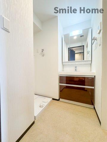 洗面設備　脱衣所には独立洗面台に洗濯機置き場もあります