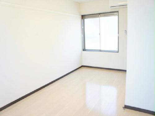 居室・リビング　全部屋窓が２つあるので、明るい陽射しが入り込みます♪