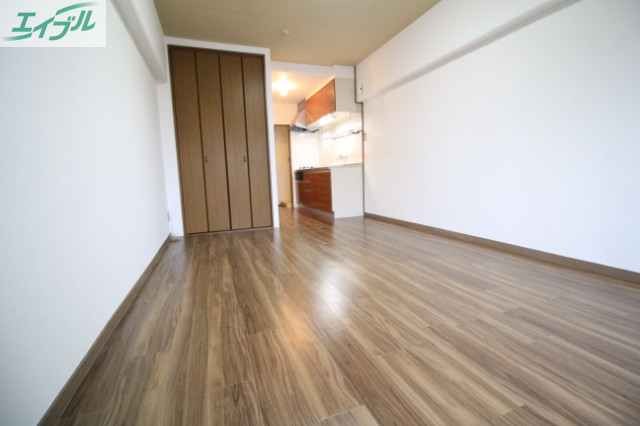 居室・リビング　同物件別部屋の写真です