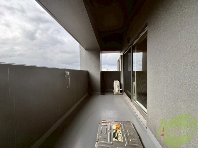 バルコニー　バルコニーは幅があり、広い印象を受けました。