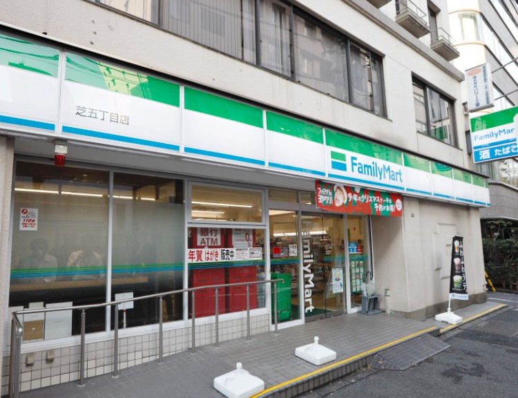 コンビニ　ファミリーマート 芝五丁目店（コンビニ）まで443m