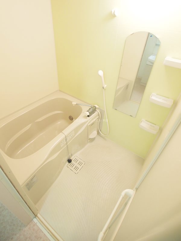 バス・シャワールーム　追い焚き機能あり。