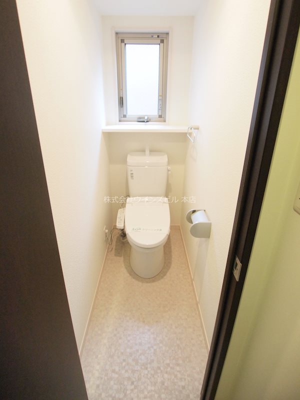 トイレ　トイレに窓。