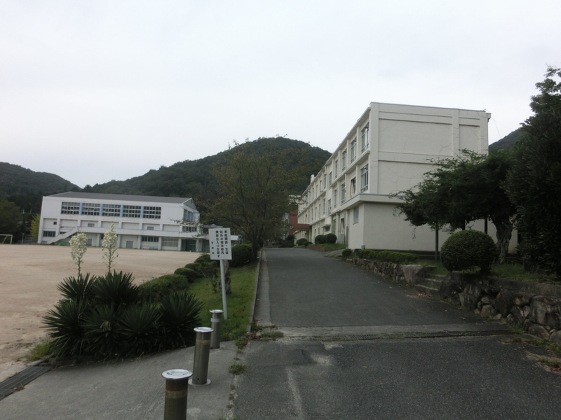 中学校　新宮中学校（中学校）まで942m