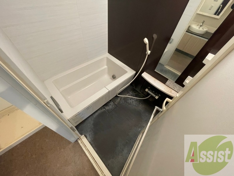 バス・シャワールーム　バスルームはこちらです。広々としてゆったり休めます。