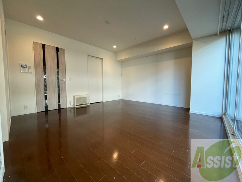 居室・リビング　大きめの洋室です。広々として、きれいですね。