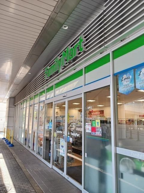 コンビニ　ファミリーマート（コンビニ）まで800m