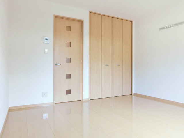 居室・リビング　淡い色合いが爽やかな8帖の洋室