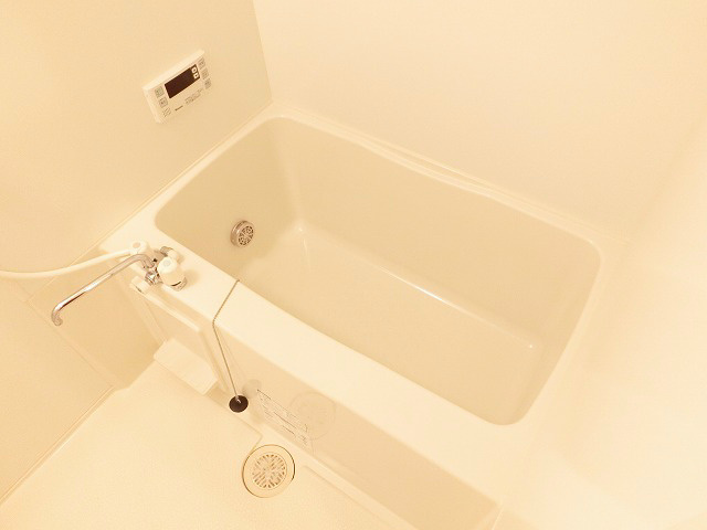 バス・シャワールーム　一般的な広さのバスルーム。追い焚き機能が嬉しい。