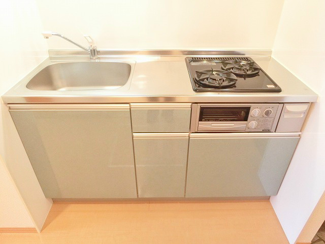 キッチン　落ち着いたグリーンが印象的なシステムキッチン。