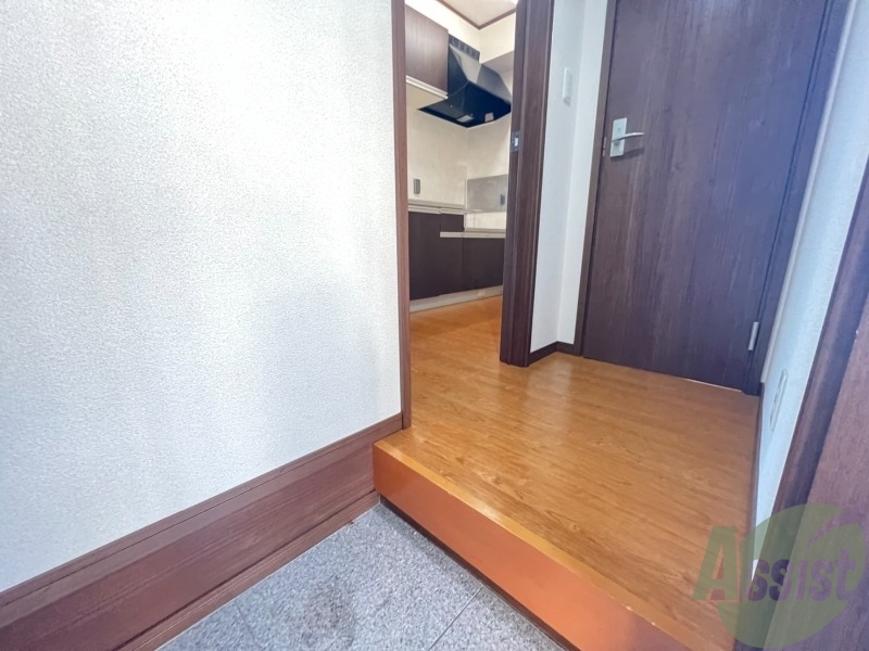 玄関　玄関から見たお部屋です。居室が直接見えない間取りです。