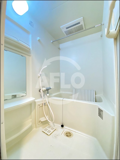 バス・シャワールーム　クラウンハイム北心斎橋フラワーコート　清潔感のあるお風呂