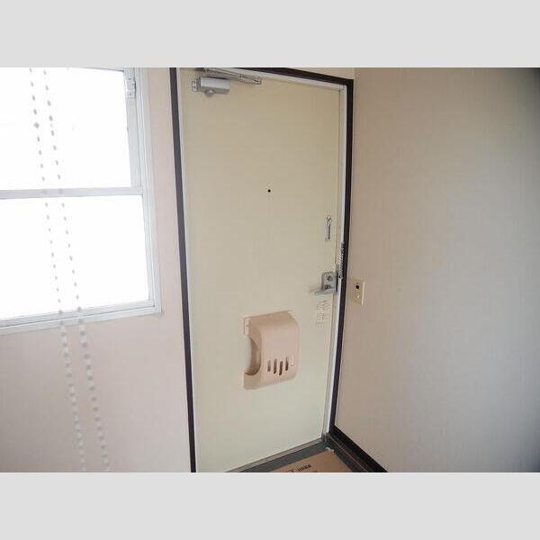 玄関　写真は同タイプのお部屋のものです。