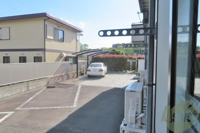 バルコニー　バルコニーはこんな雰囲気。洗濯物も早く乾きそうです。
