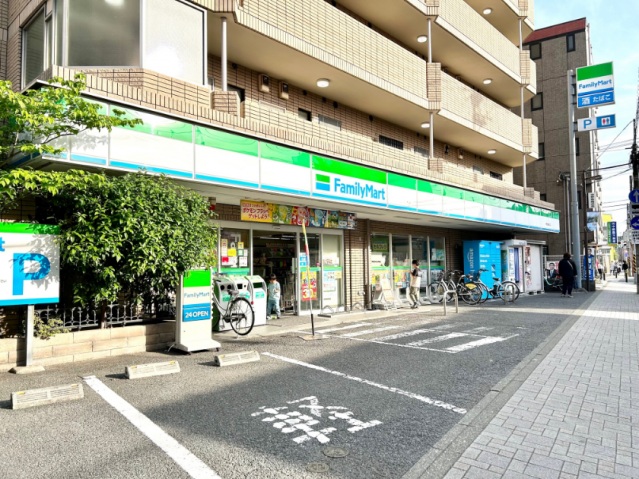 コンビニ　ファミリーマート（コンビニ）まで519m