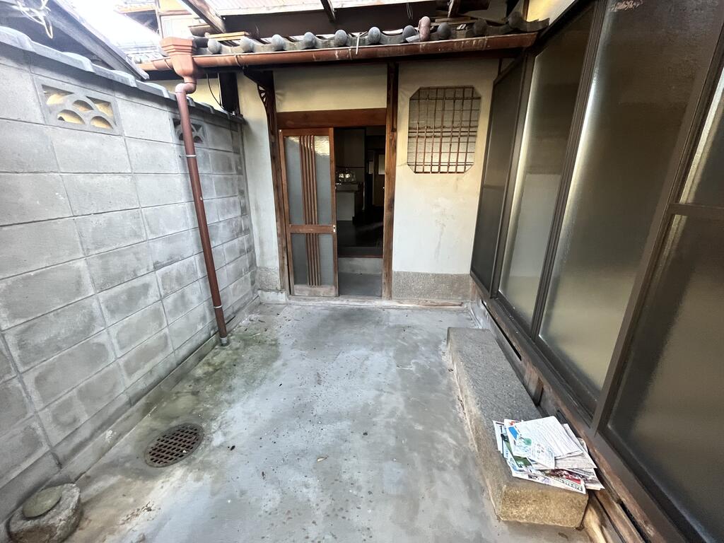 エントランス　玄関前